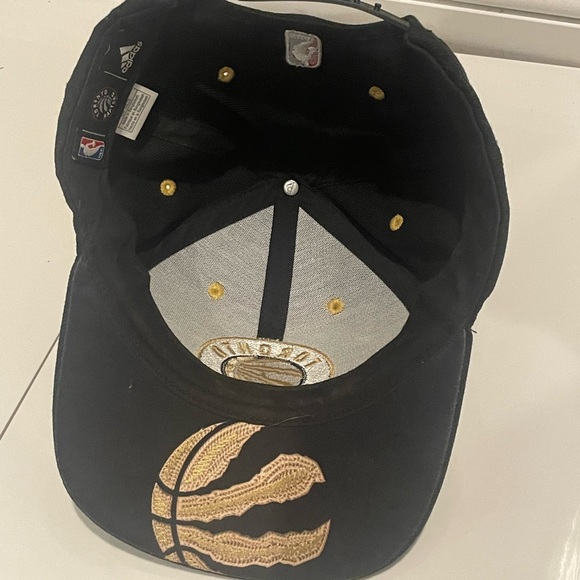 2/50 🎶 TORONTO RAPTORS gold adidas cap - Picture 4 of 5